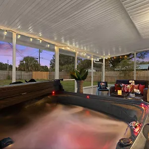 Family-friendly With Private Hot Tub! Lakeland